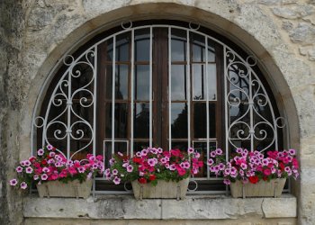 Pencerelerde Güvenlik ve Şıklık: Ferforje Pencere Korkulukları